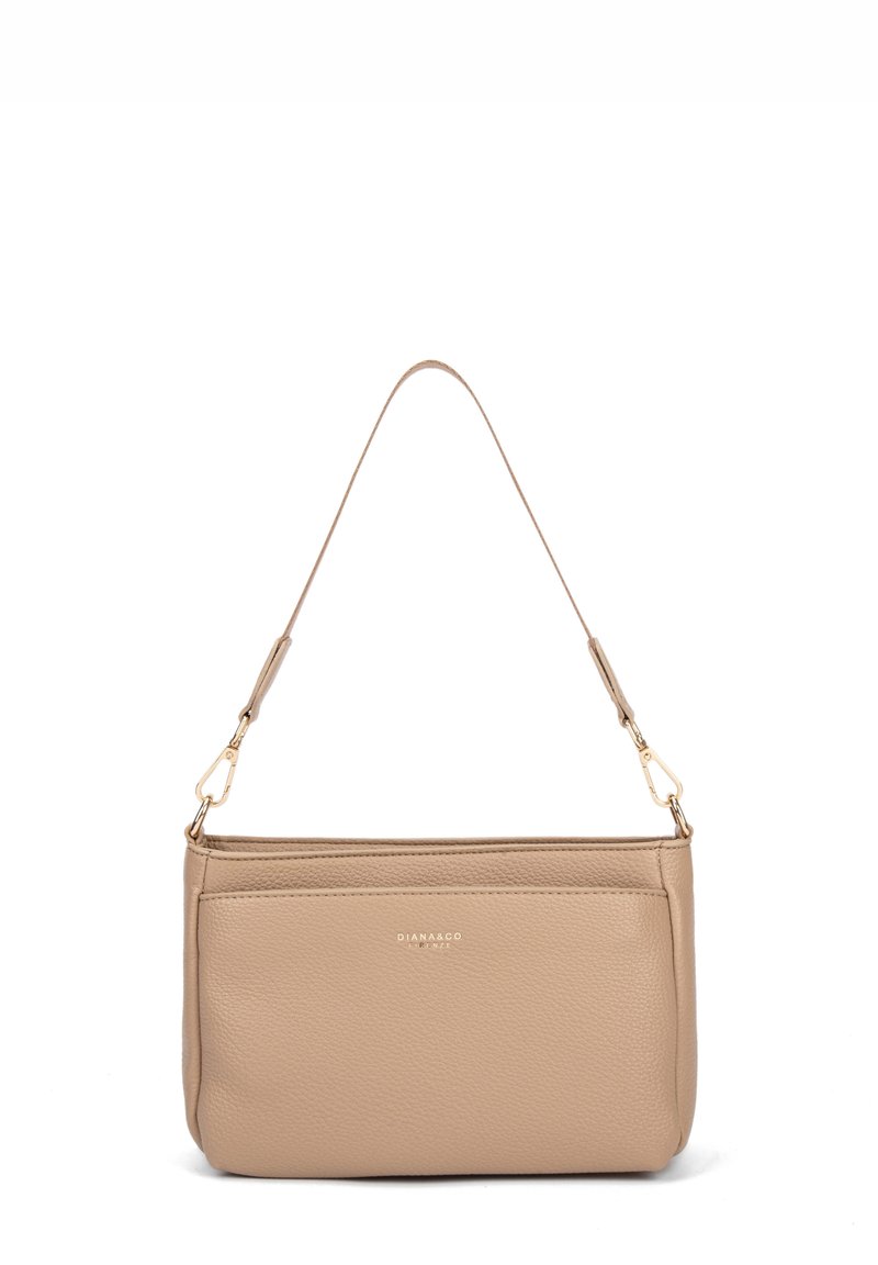 Borsa a tracolla in pelle beige con superficie testurizzata, dotata di una tracolla singola e dettagli dorati. Include una tasca frontale e un branding minimalista.