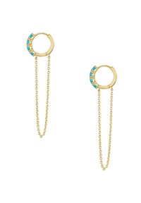 Les boucles d'oreilles en or ont un design circulaire avec des accents en turquoise, complété par de délicates chaînes en or.