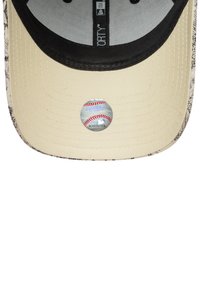 Boné de basebol bege com uma viseira preta; apresenta um adesivo circular da MLB mostrando uma bola de beisebol na parte inferior. Superfície texturizada com bordas padronizadas.