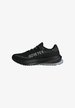 Zwarte hardloopschoen met een ademende mesh bovenkant en Gore-Tex-branding. Kenmerkt zich door een slank ontwerp, een gestructeerde zool en grijze accenten.