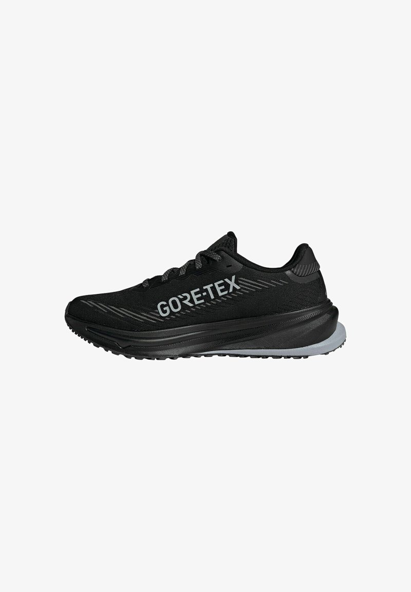 Crne trkaće tenisice s prozračnom mrežastom gornjom stijenkom i Gore-Tex oznakom. Imaju elegantan dizajn, teksturiranu potplat i sive naglaske.