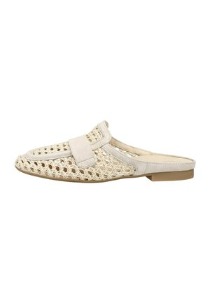 Beige slip-on mule med vævet mesh-krop, ruskindrem over toppen, lav flad hæl og spids tå-design.