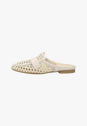 Beige slip-on mule med vævet mesh-krop, ruskindrem over toppen, lav flad hæl og spids tå-design.