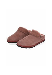 Zoccoli in suede rosa con una morbida fodera interna in peluche, dotati di un colletto pieghevole e suole in gomma nera con accenti rossi.