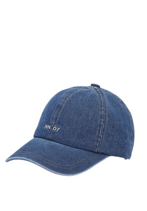 Cappellino da baseball in denim blu con visiera curva e scritta bianca "NN.07" ricamata sul pannello frontale, mostrato su sfondo bianco.