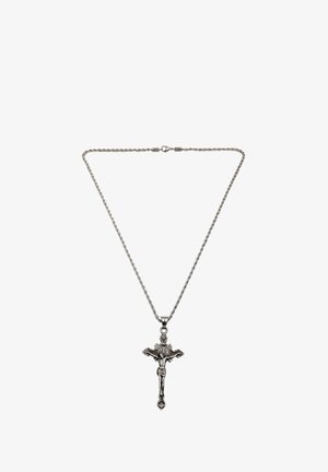 Collana in metallo tono argento con un pendente crocifisso dettagliato, caratterizzato da intricate trame e design, appesa a una catena attorcigliata.