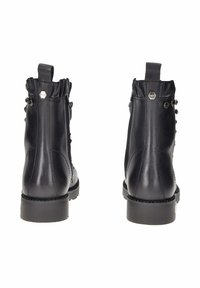 Stivali ankle in pelle nera con colletto arricciato, chiusura con cerniera laterale, bottoni decorativi e suola in gomma testurizzata.