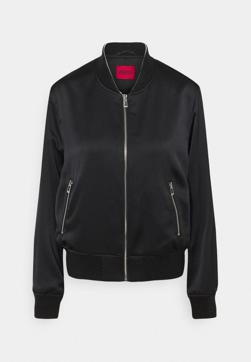 Veste bomber noire avec col, poignets et ourlet côtelés, fermeture éclair argentée à l'avant, deux poches latérales zippées et étiquette de marque rouge à l'intérieur du col.