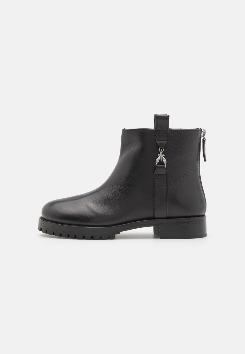 Schwarze Leder-Stiefelette mit runder Zehenpartie, seitlichem Reißverschluss, Schlaufe und strukturiertem Boden. Mit silbernen Hardware-Akzenten.