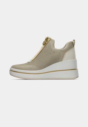 Kilesneaker i beige strikmateriale med guldfarvet lynlåsdetalje, struktureret overdel og hvid sål med guldfarvet stribedetalje.