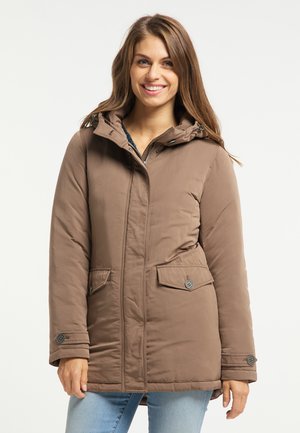 Parka isolato marrone con cappuccio, chiusura con zip e due tasche frontali. Rifinito con dettagli a bottone sulle maniche e una texture elegante e liscia.