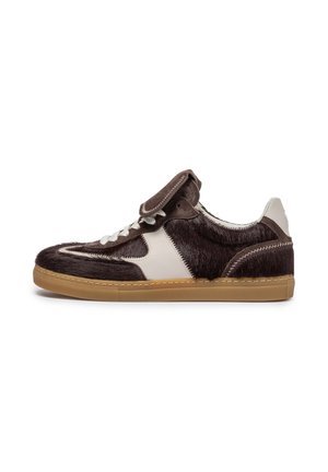 Niedriger Sneaker mit dunkelbraunen Haarlederpaneelen, weißen Lederakzenten, weißen Schnürsenkeln und einer hellbraunen Gummisohle.