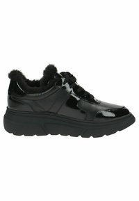 Sneakers in vernice nera con una suola spessa nera, collo in pelliccia sintetica e lacci piatti. Presentano una superficie liscia e dettagli di pannelli sottili.