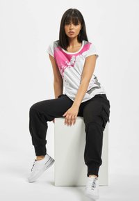 Dangerous DNGRS ANGER  - Apdrukāts T-krekls - white