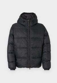 Chaqueta acolchada negra con cremallera frontal, capucha y puños elásticos. Presenta paneles cosidos en horizontal para aislamiento. Tejido suave y brillante.