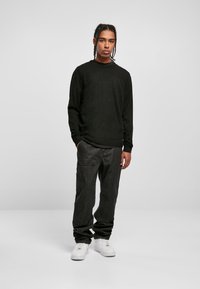 Urban Classics Džemper - black