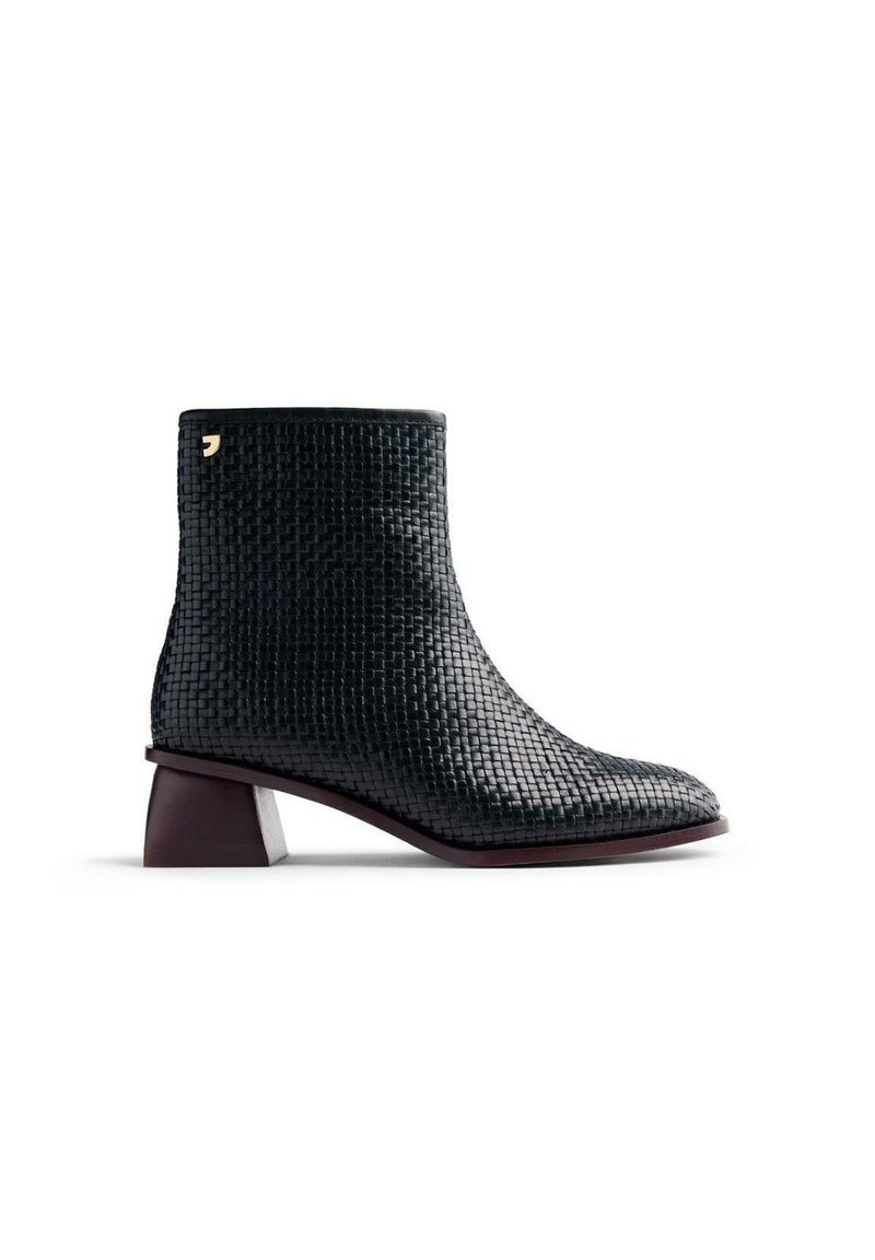 Bota de cuero trenzado negro hasta el tobillo con punta cuadrada y un tacón en bloque burdeos contrastante. Presenta un pequeño acento de logo dorado.