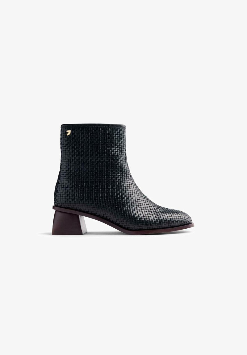 Bota de cuero trenzado negro hasta el tobillo con punta cuadrada y un tacón en bloque burdeos contrastante. Presenta un pequeño acento de logo dorado.