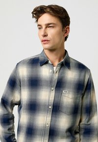 Wrangler PKT - Camisa - dusty blue