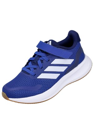 Zapatilla deportiva azul con tres rayas blancas, cordones azules, correa de Velcro y suela blanca con suela de goma.