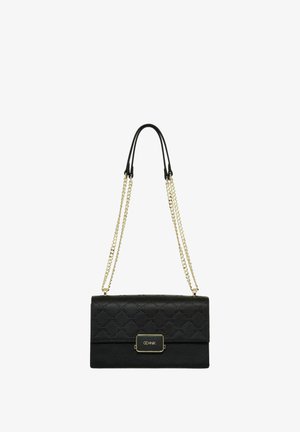 Czarna skórzana torebka z pikowanym wzorem, złotym łańcuszkiem na ramię i zapięciem z logo. Kompaktowy prostokątny kształt z fakturowaną powierzchnią.