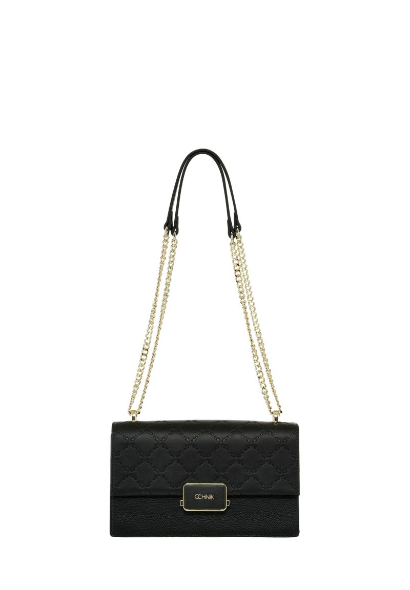 Czarna skórzana torebka z pikowanym wzorem, złotym łańcuszkiem na ramię i zapięciem z logo. Kompaktowy prostokątny kształt z fakturowaną powierzchnią.