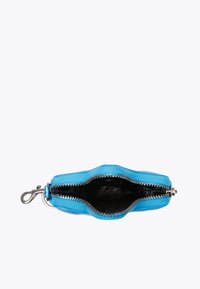 Pochette zippée bleue avec un extérieur texturé, des accessoires en métal argenté, et un intérieur noir avec un revêtement à motifs.