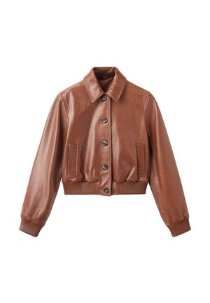 Giubbotto cropped in pelle marrone con chiusura a bottoni, colletto a punta, due tasche frontali e polsini e orlo a coste. Tessuto liscio.