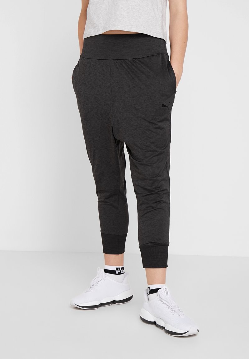 Schwarze, leichte Jogginghosen mit breitem Bund, schmal zulaufenden Bündchen und Seitentaschen. Der Stoff hat eine weiche Textur und ein dezentes meliertes Muster.