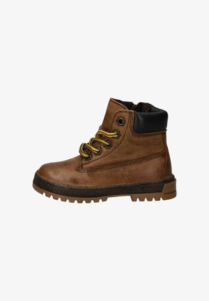 Bruine leren enkelboot met gele veters, zwarte kraag, gestructureerde zool en gevoerde binnenkant. Voorzien van profiel voor grip en versterkte veterogen.