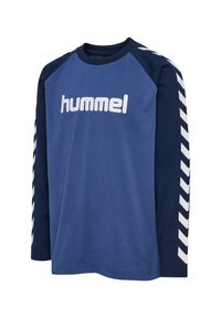 Blå langærmet skjorte med marineblå raglanærmer, hvidt "hummel" logo på brystet og hvide chevron mønstre langs ærmerne.