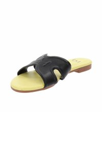Sandalo nero a slip-on con design a poro, soletta gialla e suola marrone chiaro. Realizzato in materiale liscio, adatto per un abbigliamento casual.