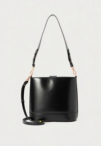 Mala de ombro em pele preta com acabamento brilhante, forma retangular, alça ajustável e detalhes em tom ouro rosa.