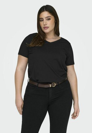 T-shirt noir à manches courtes avec un col en V, porté avec un jean en denim foncé et une ceinture marron avec une boucle circulaire en or.