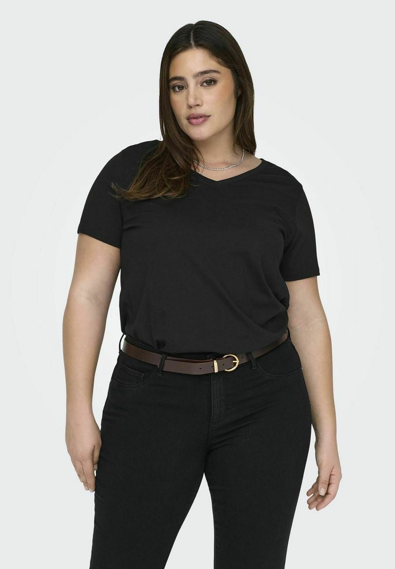 T-shirt noir à manches courtes avec un col en V, porté avec un jean en denim foncé et une ceinture marron avec une boucle circulaire en or.