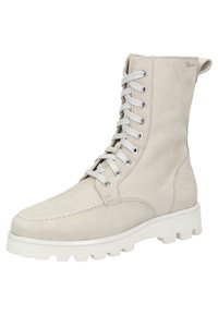 Las botas de tobillo de cuero beige claro presentan una punta redonda, una textura suave, cordones con seis ojales y una suela de goma blanca gruesa con un patrón de relieve.