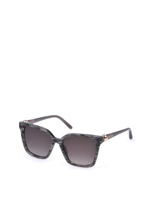 Lunettes de soleil de forme carrée avec verres dégradés foncés et monture grise marbrée avec branches fines sur fond blanc.