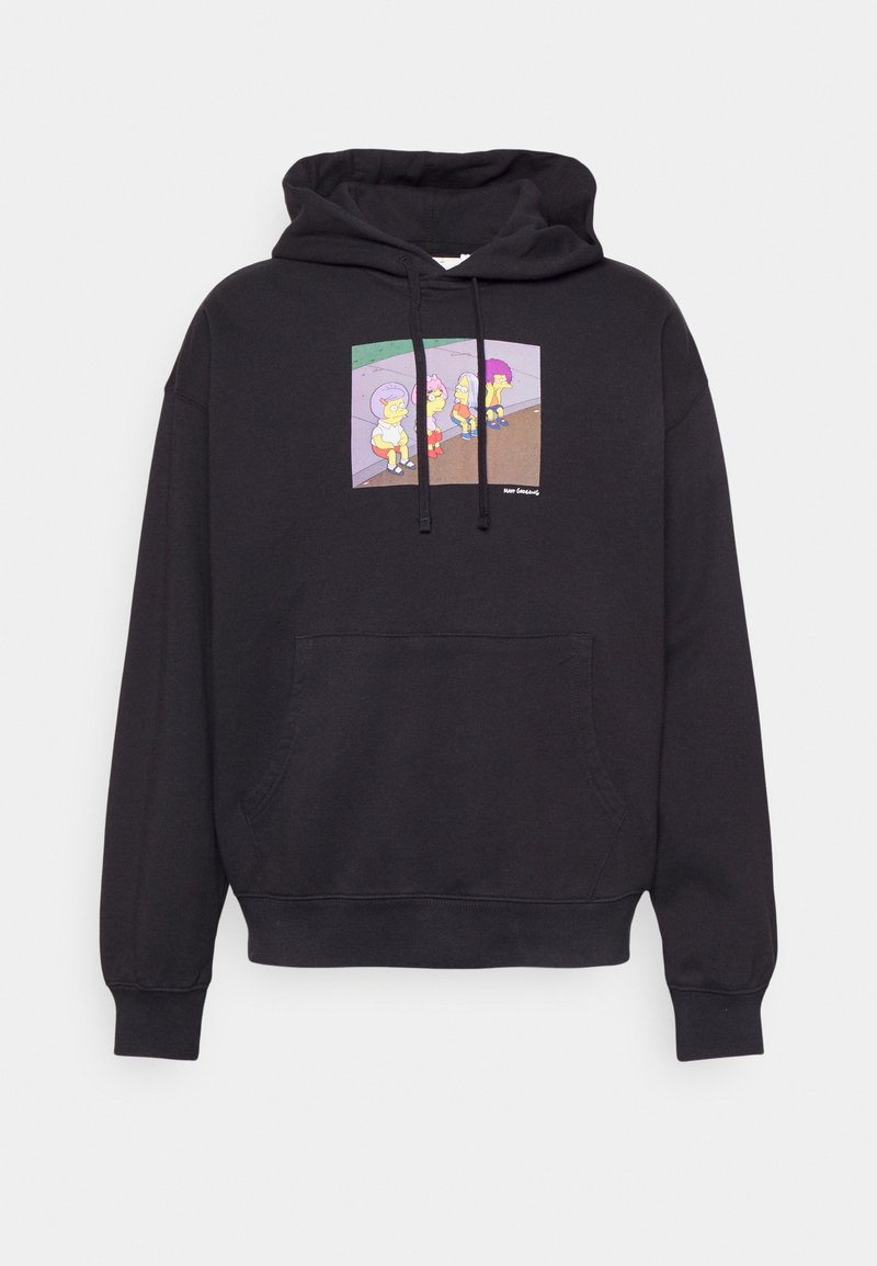Czarna bluza z kapturem wykonana z bawełny, z przednią kieszenią i regulowanym kapturem. Na klatce piersiowej znajduje się kolorowa grafika w stylu kreskówkowym.