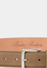 Cintura in suede marrone con fibbia in metallo argento, caratterizzata da una fodera interna in pelle liscia con la stampa "Brooks Brothers EST. 1818."