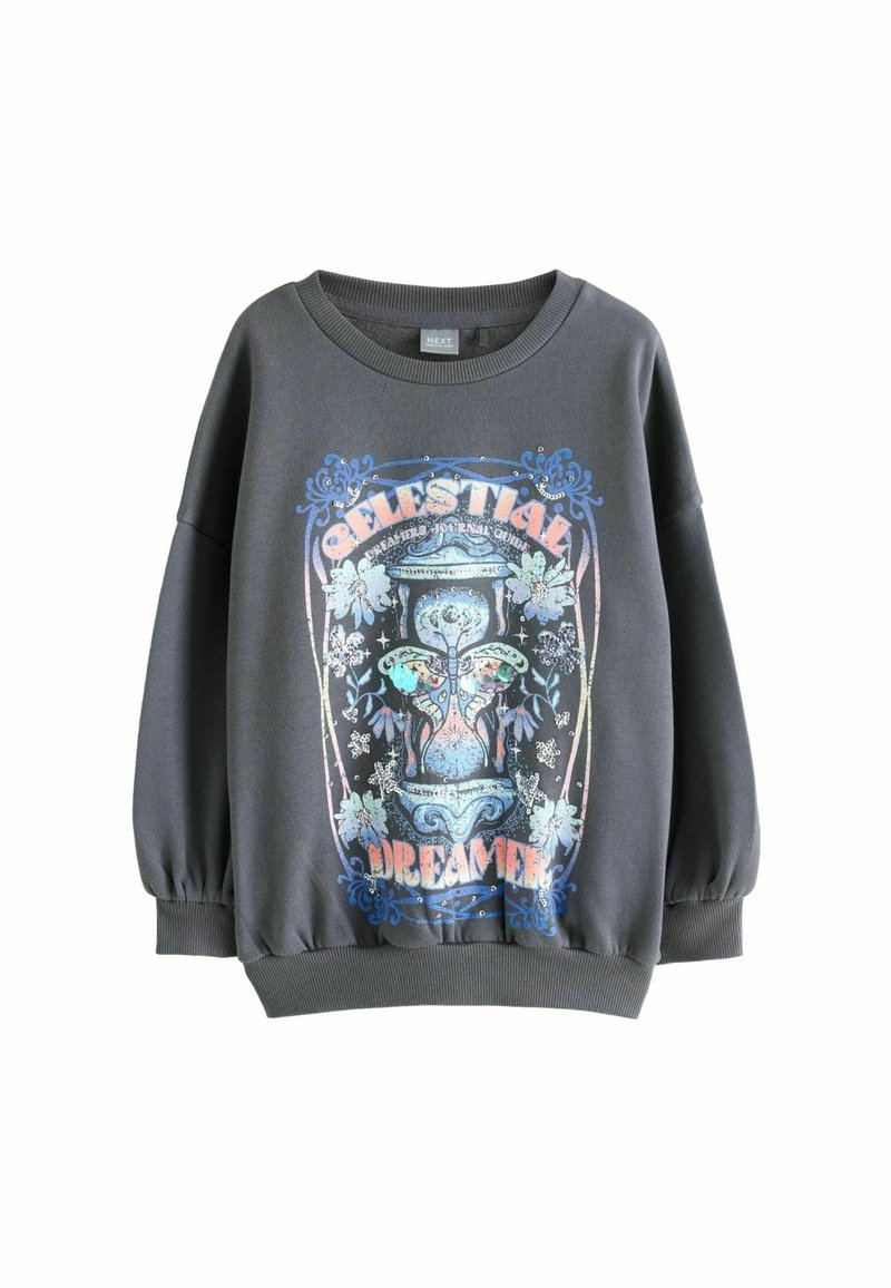 Sweat-shirt gris foncé avec un graphique coloré de sablier et de papillon, des accents floraux et le texte "Celestial Dreamer" sur le devant.