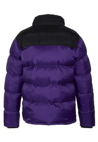 Lilla dunjakke med sort høj krave og quiltet design. Har en glat, skinnende overflade og elastiske manchetter for ekstra varme.