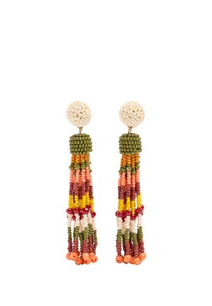 Długie kolczyki z białymi okrągłymi górnymi elementami oraz wielokolorowymi pasmami w zielonym, pomarańczowym, żółtym, czerwonym i różowym kolorze zwisającymi poniżej.