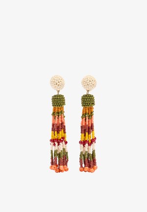 Długie kolczyki z białymi okrągłymi górnymi elementami oraz wielokolorowymi pasmami w zielonym, pomarańczowym, żółtym, czerwonym i różowym kolorze zwisającymi poniżej.