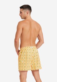 Gassa d’Amante SORRENTO - Shorts da mare - giallo stampa grafica