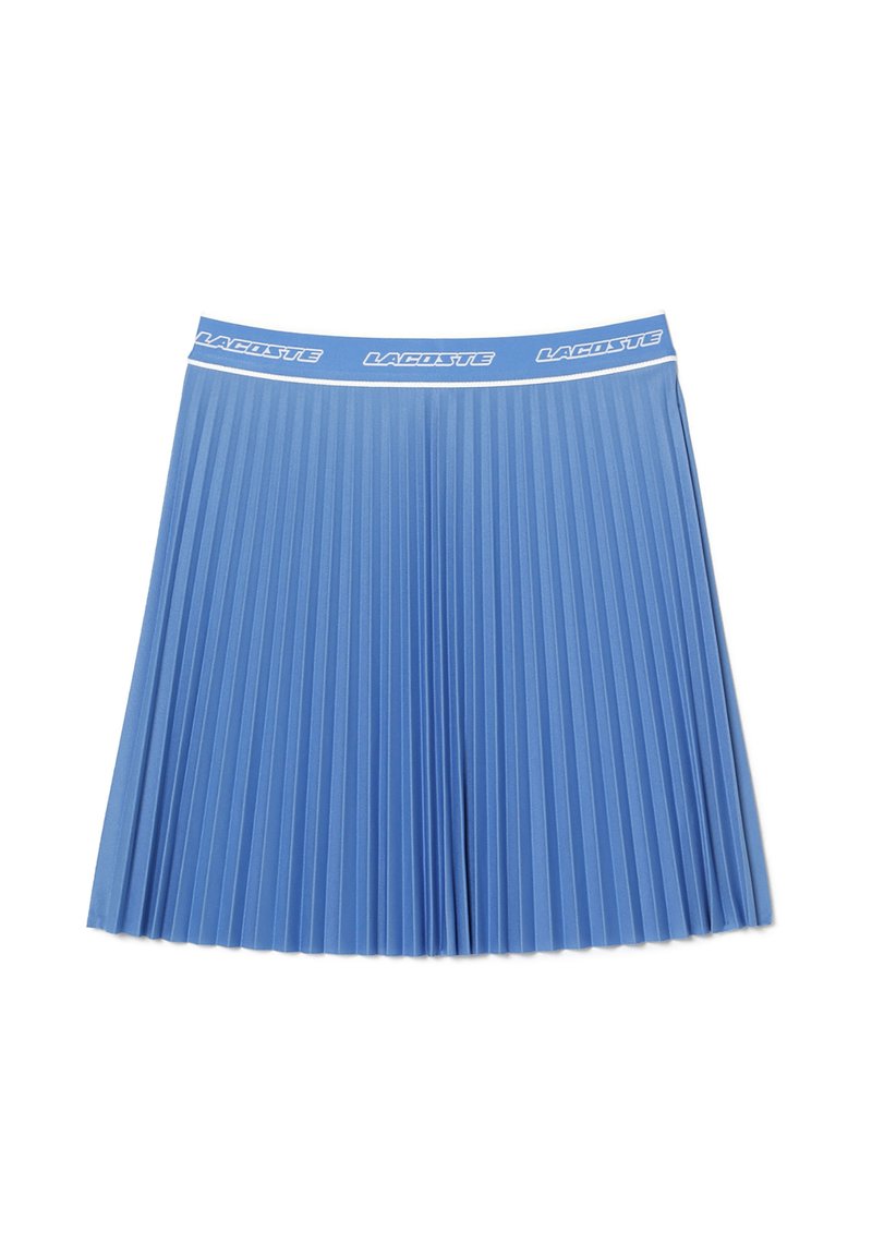Jupe plissée bleu clair avec une large ceinture mettant en avant le logo "Lacoste" en blanc. Fabriquée dans un tissu lisse et texturé.