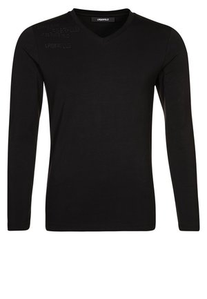 Czarna koszula z długim rękawem i dekoltem w serek, ozdobiona teksturowanym grafiką na ramieniu. Wykonana z gładkiego, lekkiego materiału.