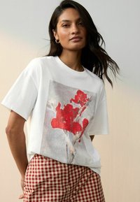 Next LICENSE MATISSE FRONT GRAPHIC SHORT SLEEVE - Apdrukāts T-krekls - white