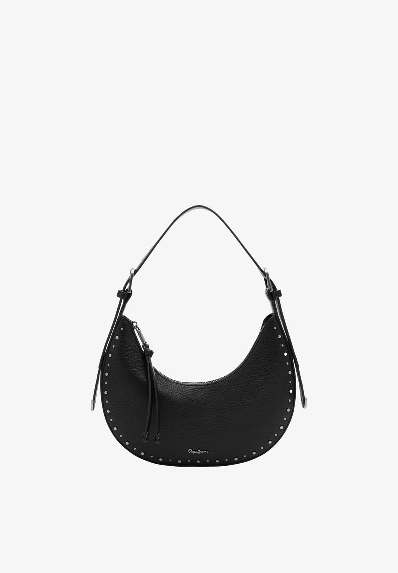Sac à main en cuir noir en forme de croissant avec des détails en clous argentés, une seule anse supérieure et une fermeture à glissière.