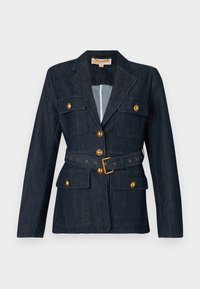 Blazer in denim scuro con bottoni dorati e cintura, dotato di quattro tasche a patta e colletto a punta.