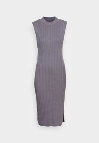 Szara dzianinowa sukienka z prążkowanej tkaniny, o wysokim, okrągłym dekolcie, bez rękawów i bocznych rozcięciach dla większej swobody ruchu. Gładka tekstura, dopasowany krój.